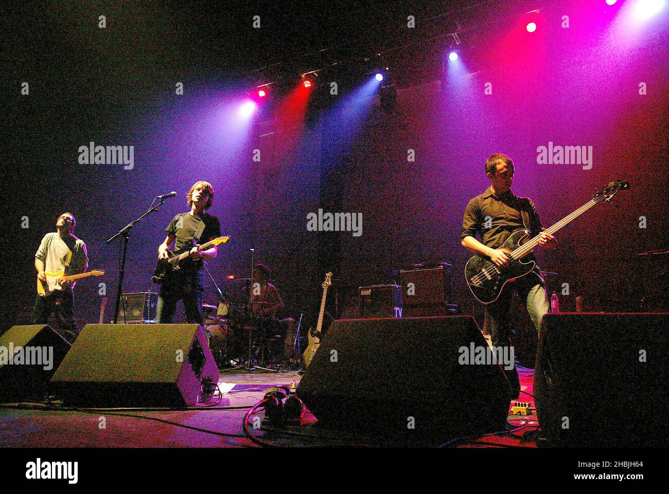 Tom Vek; jouer et soutenir les abeilles à la date finale de la tournée britannique faisant la promotion de l'album actuel 'Free the Bee' à la Carling Academy Brixton à Londres. Tom Vek, Danny Nichols, Rich Harrison, James Price Banque D'Images