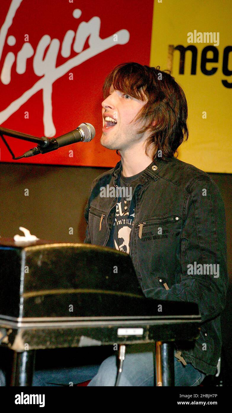 Le chanteur-compositeur britannique James Blunt interprète en direct et signe des copies de son dernier single « Wise Men », à la Virgin Megastore, Oxford Street, le 10 mars 2005 à Londres. Banque D'Images