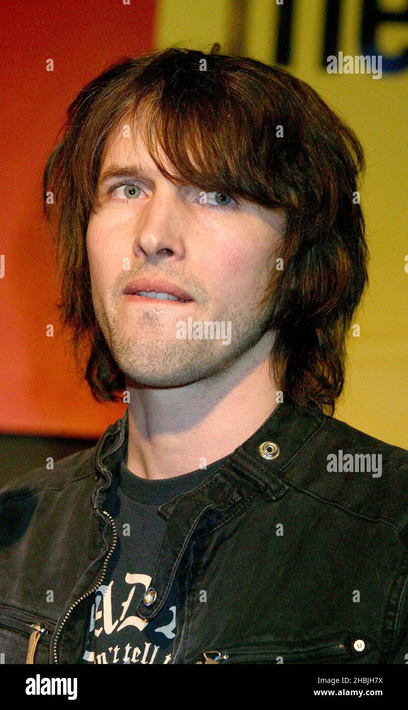 Le chanteur-compositeur britannique James Blunt interprète en direct et signe des copies de son dernier single « Wise Men », à la Virgin Megastore, Oxford Street, le 10 mars 2005 à Londres. Banque D'Images