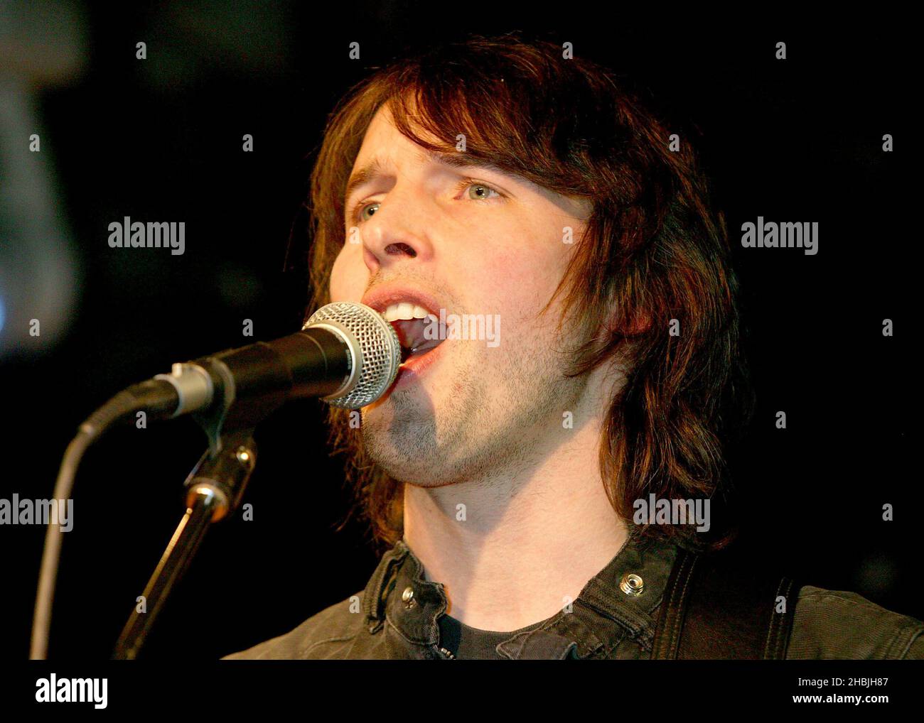 Le chanteur-compositeur britannique James Blunt interprète en direct et signe des copies de son dernier single « Wise Men », à la Virgin Megastore, Oxford Street, le 10 mars 2005 à Londres. Banque D'Images