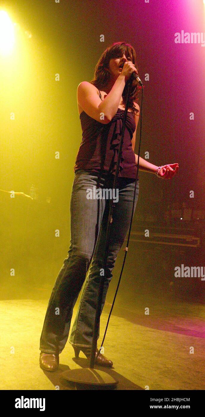 Les Donnas se produit sur scène à l'Astoria le 9 mars 2005 à Londres. Brett Anderson; chant, Maya Ford; basse, Allison Robertson; Guitare, Torry Castellano; batterie. Banque D'Images