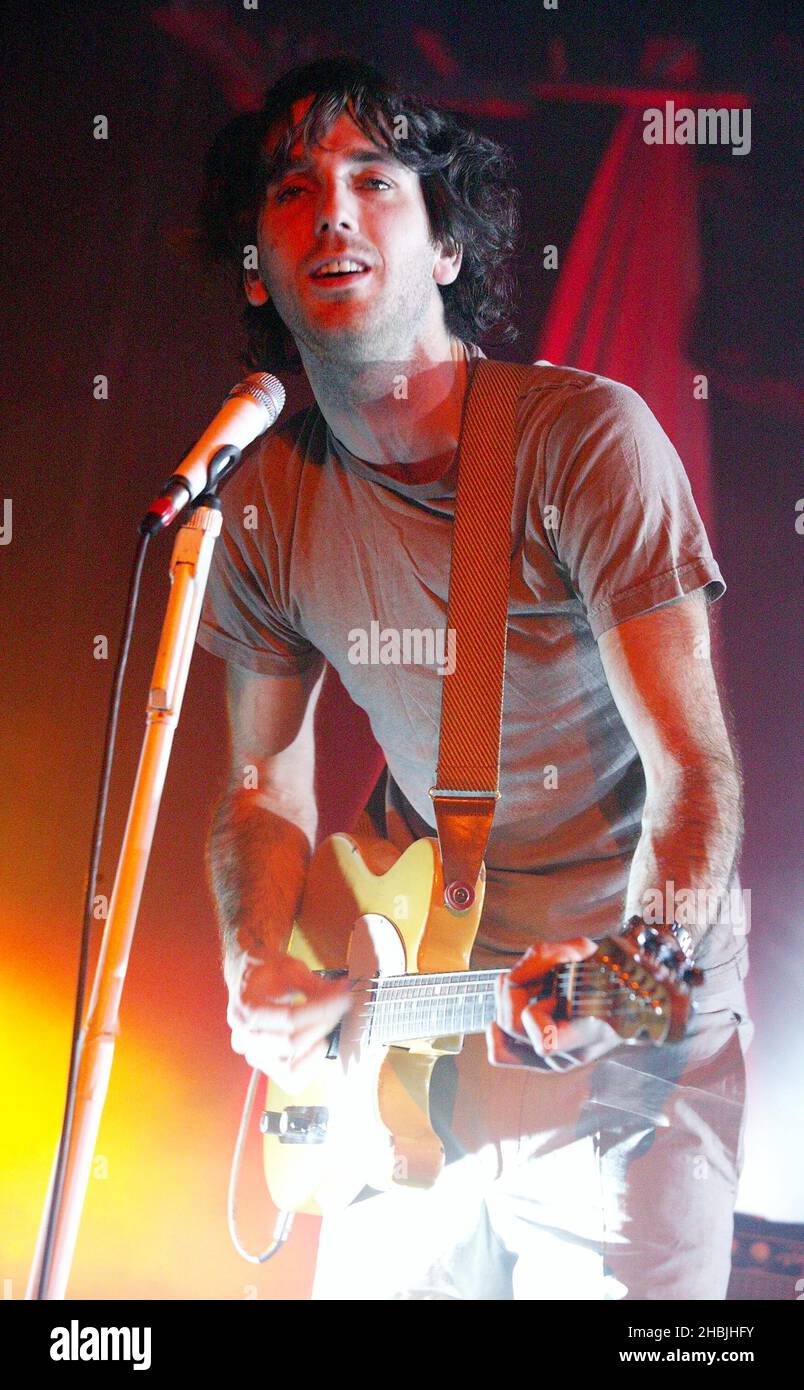 Les sensations fortes se font sur scène au concert de Londres, qui s'est emparau de leur mini-tour britannique au Palais Hammersmith, le 17 mars 2005 à Londres. Daniel Ryan Banque D'Images