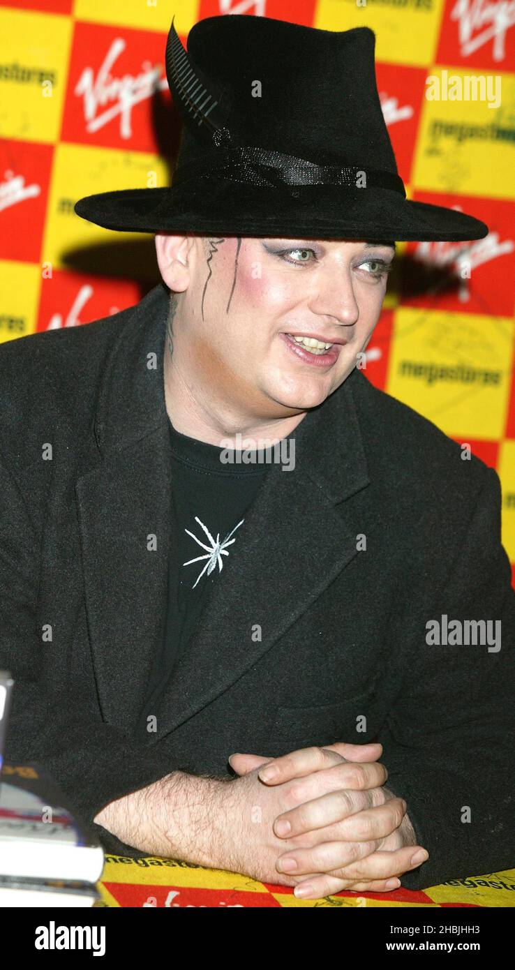 L'ancien leader du Club de la Culture Boy George signe des copies de son autobiographie publiée en mars 3, 'Straight', à Virgin Megastore, à Londres. Banque D'Images