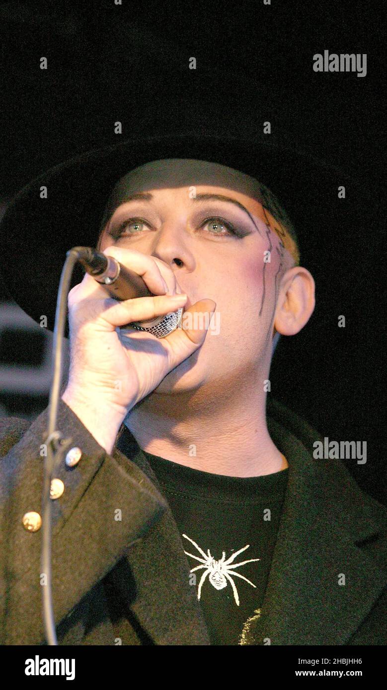 L'ancien leader du Club de la Culture Boy George signe des copies de son autobiographie publiée en mars 3, 'Straight', à Virgin Megastore, à Londres. Banque D'Images