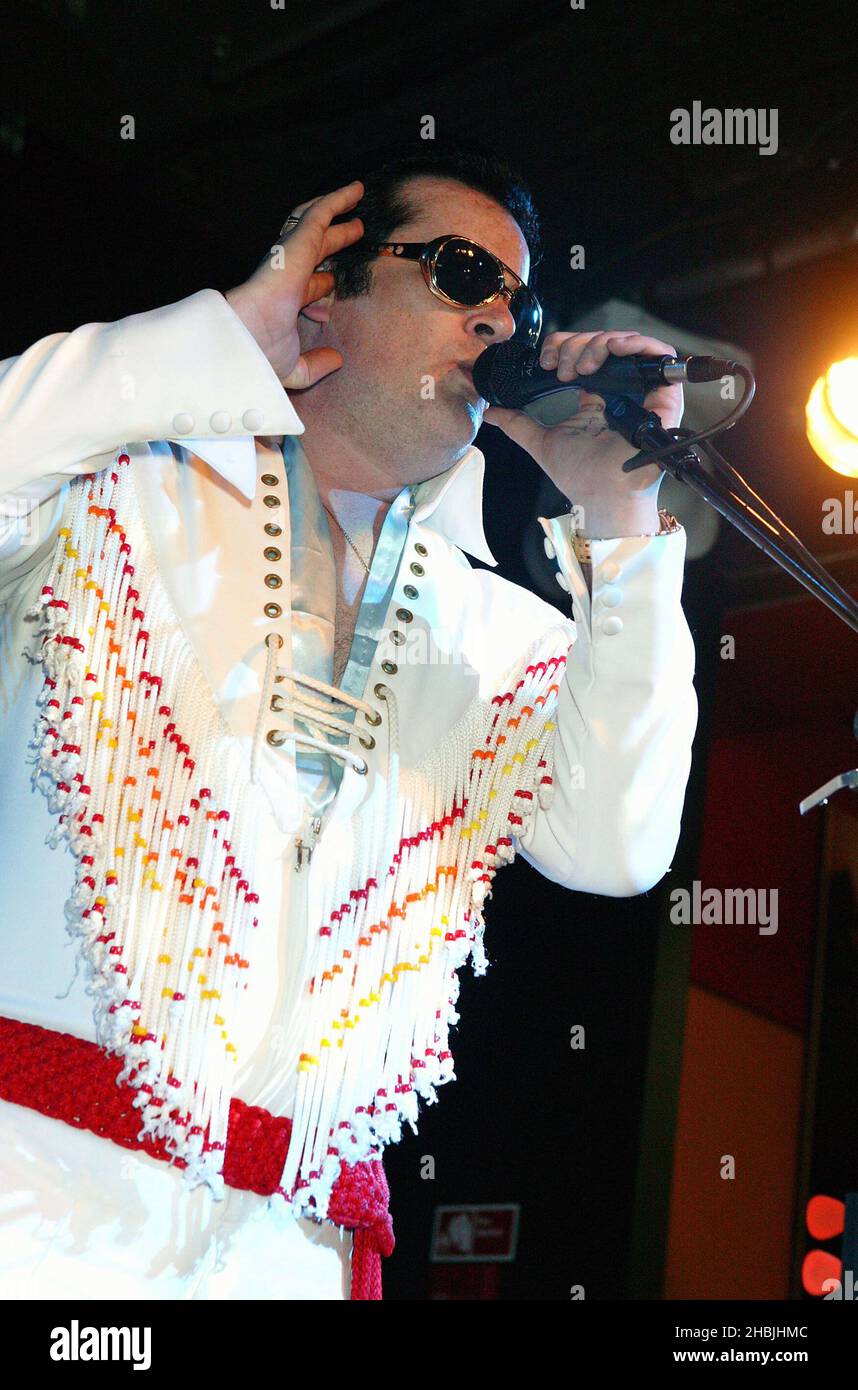 Elvis look-a-like présente le quatuor de l'Arizona « Jimmy Eat World », qui joue en direct et signe des copies de leur dernière œuvre, à partir de leur dernier album « futures » à Virgin Megstore à Oxford Street, Londres. Banque D'Images