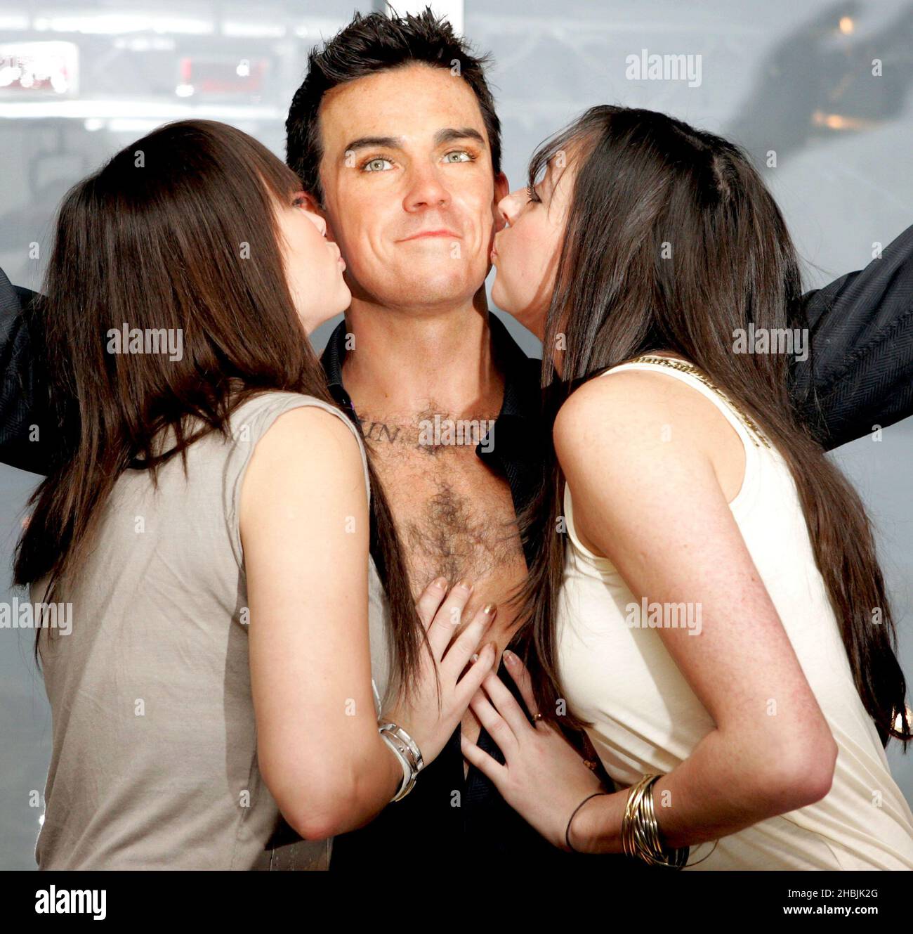 Un nouveau modèle de cire de la star pop Robbie Williams avec et twinkle oeil est dévoilé comme le dernier ajout de Madame Tussauds à Baker Street le 23 mai 2005 à Londres. Modèles Emma Séville et Lucy Shepherd Banque D'Images