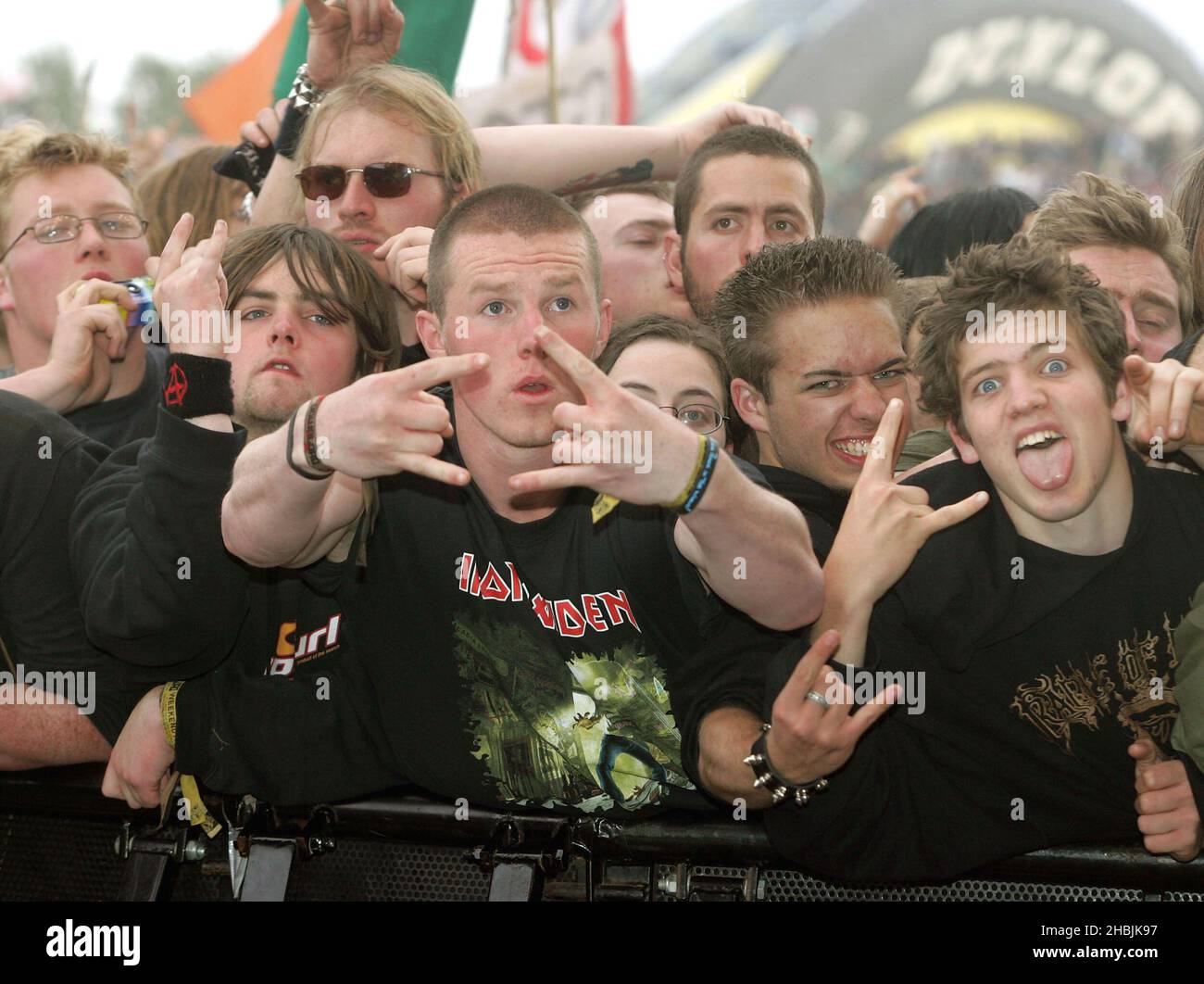 Les fans de Metal Rock devant la scène le troisième et dernier jour du Download Festival de cette année à Donington Park, Castle Donington, le 12 juin 2005 à Leicestershire, Angleterre. Banque D'Images