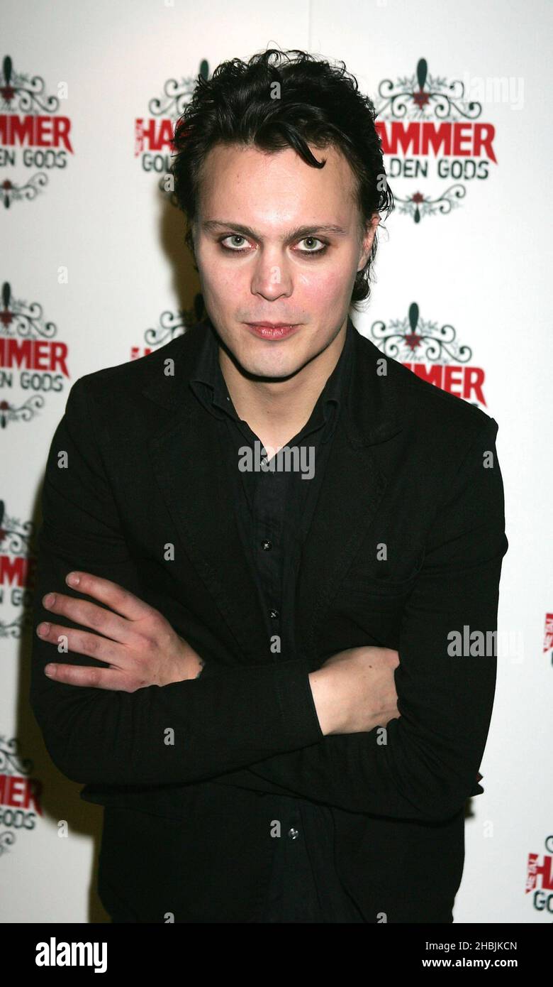 Ville Valo de lui remporte le prix Icon et pose dans la salle des prix aux Metal Hammer Golden Gods Awards au The Astoria 13, 2005 à Londres. Banque D'Images