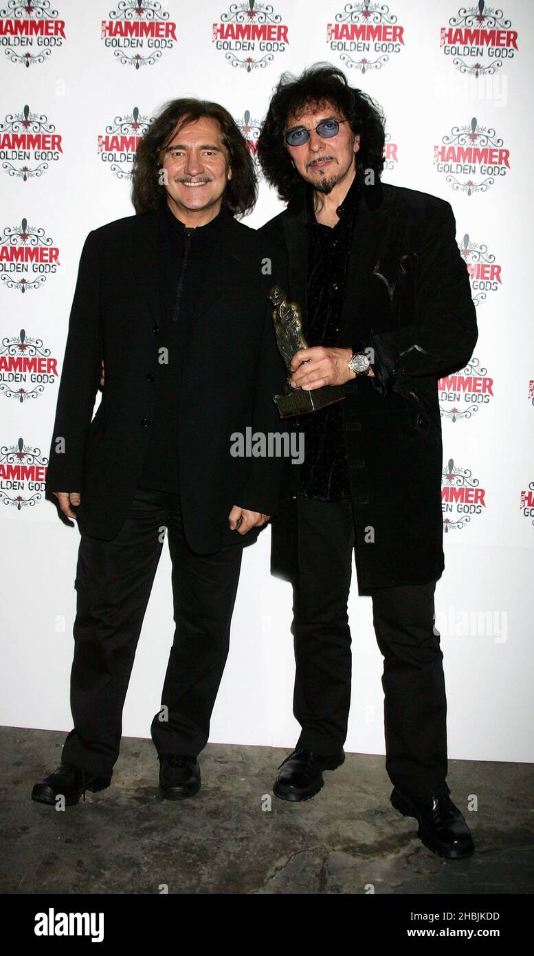 Tony Iommi et Geezer Butler de Black Sabbath se posent aux arrivées des Metal Hammer Golden Gods Awards au The Astoria 13, 2005 à Londres. Banque D'Images