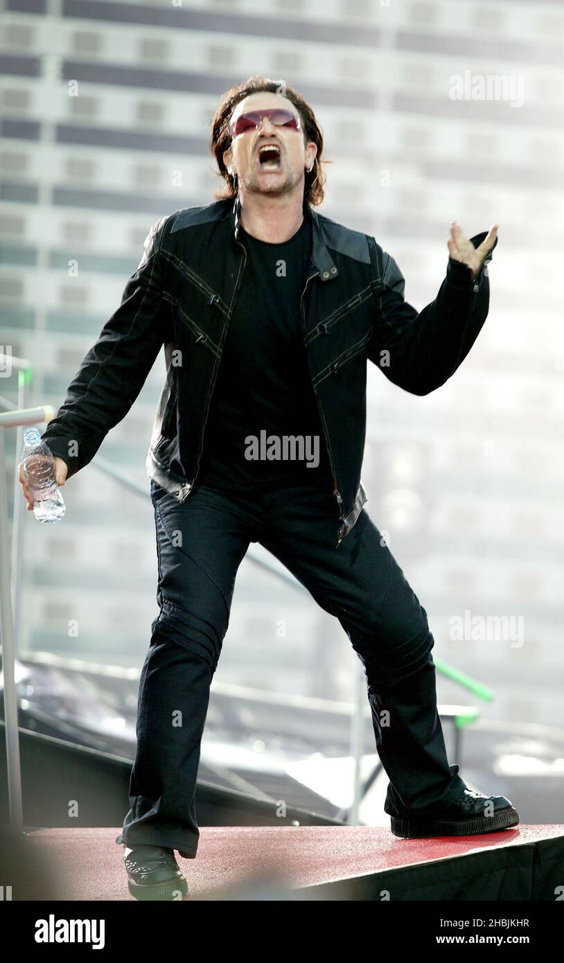 Bono de U2 se présente sur scène lors de la première nuit de Londres de leur « Vertigo//2005 » World Tour au stade de rugby de Twickenham, le 18 juin 2005 à Londres, Banque D'Images