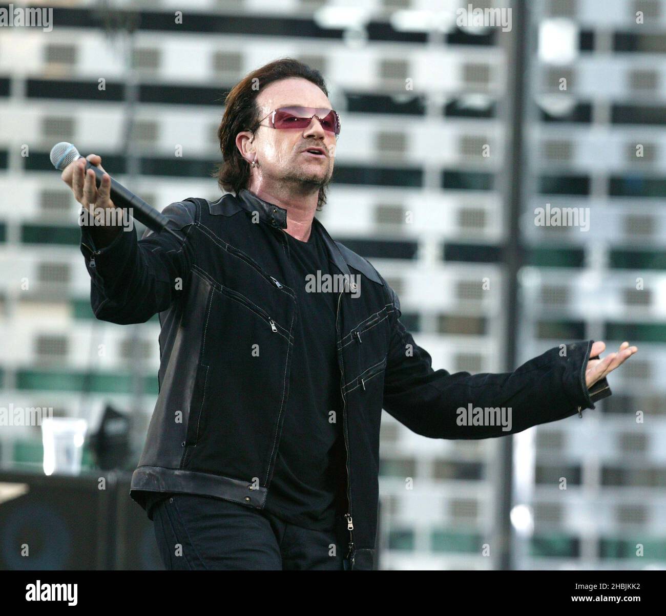 Bono de U2 se présente sur scène lors de la première nuit de Londres de leur « Vertigo//2005 » World Tour au stade de rugby de Twickenham, le 18 juin 2005 à Londres, Banque D'Images