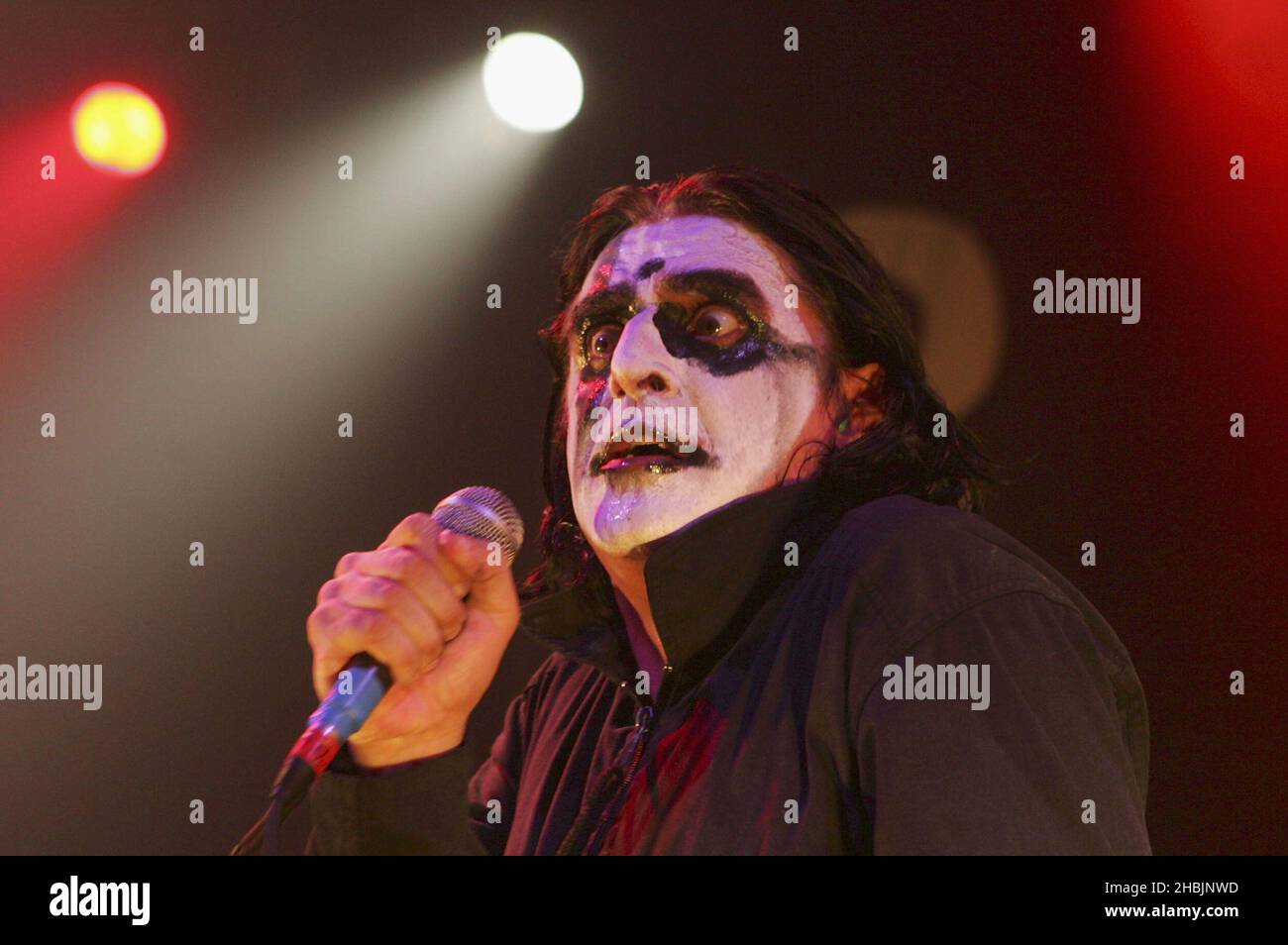 Jaz Coleman du groupe britannique d'art-rock Killing Joke se présente sur scène à l'Astoria le 14 octobre 2005 à Londres. Banque D'Images
