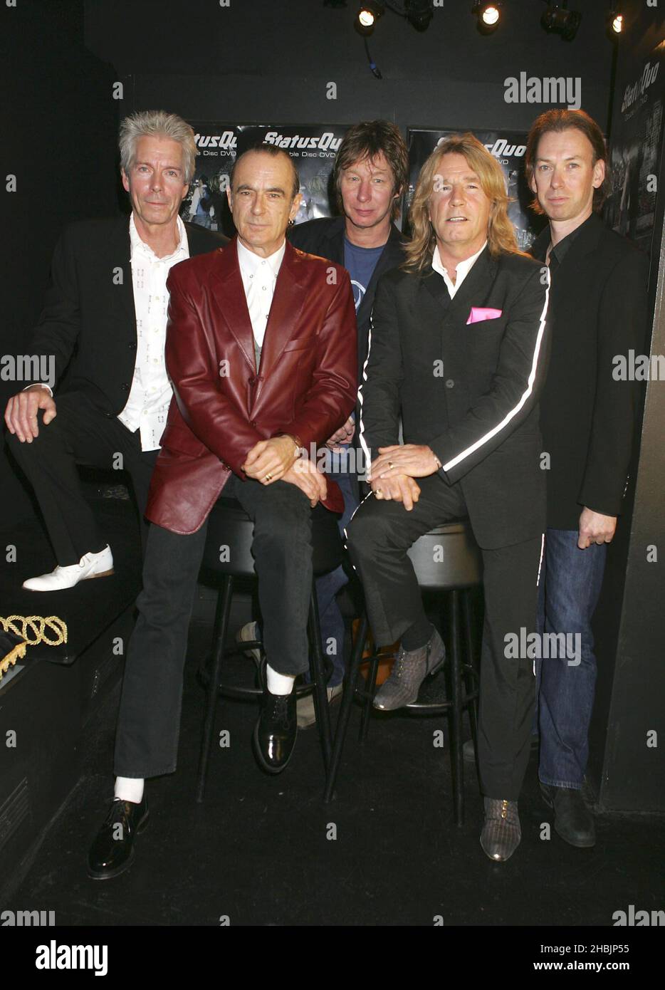 Andrew Brown, John Edwards, Francis Rossi, Rick Parfitt, Matt Letley du statu quo pose des coulisses au DVD Launch Party for pop-rock anciens combattants du statu quo, célébrant la sortie de novembre 7 de « The Party ain't over Yet - 40 Years of Status quo », au Marquee Club, le 26 octobre 2005 à Londres. Banque D'Images