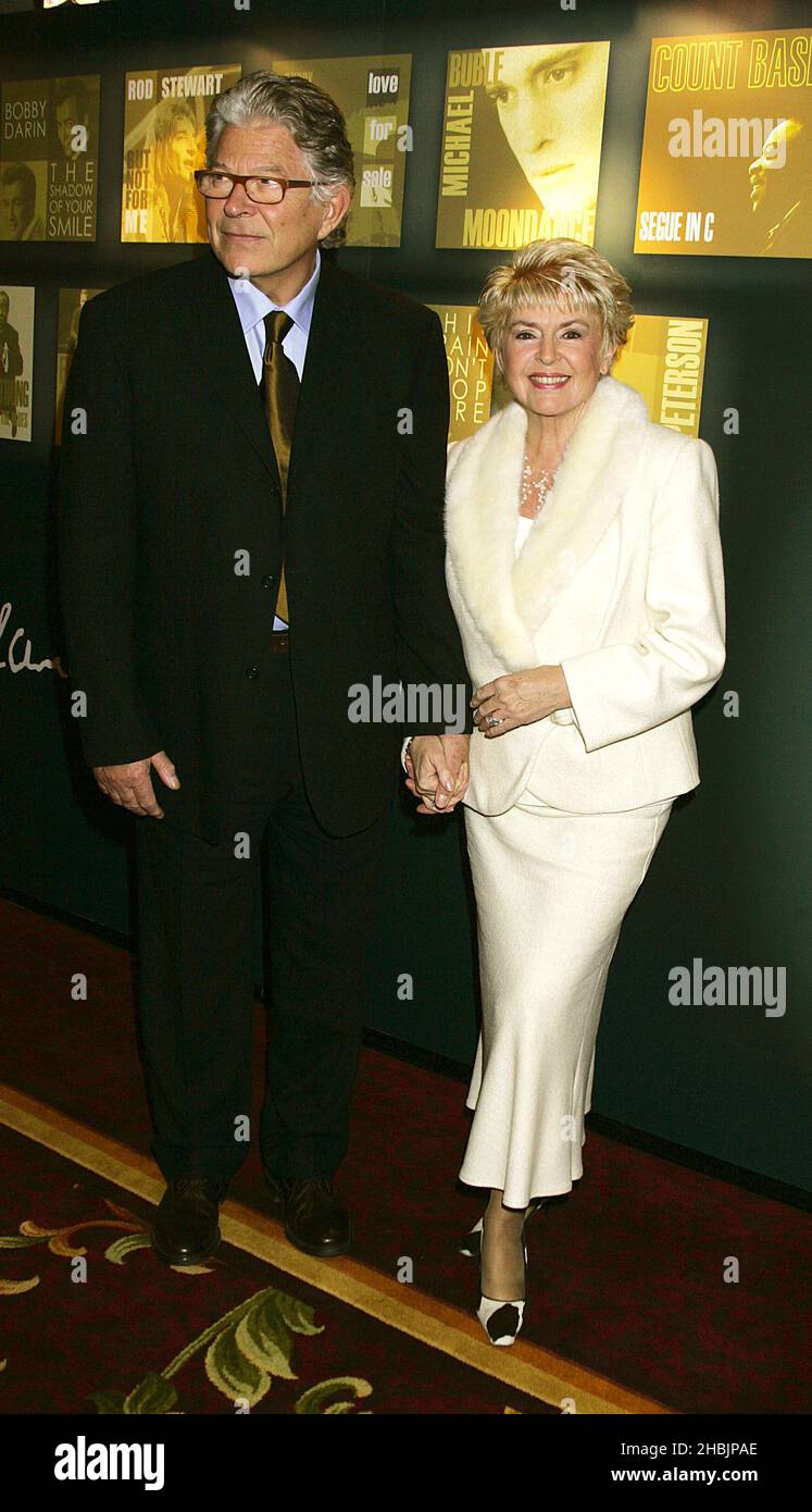 Gloria Hunniford et son mari assistent aux Music Industry Awards au Grosvenor House Hotel à Londres. Banque D'Images