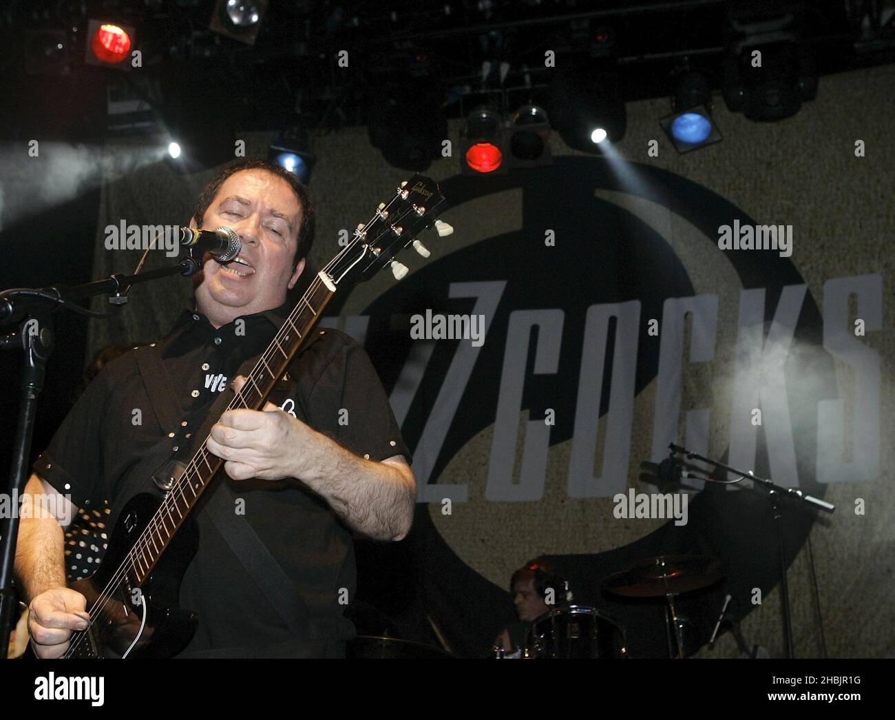Steve Diggle et Pete Shelley du groupe britannique Buzzcocks se sont produits sur scène pour promouvoir leur dernier album « Flat-Pack Philosophie » au Koko Camden à Londres. Banque D'Images
