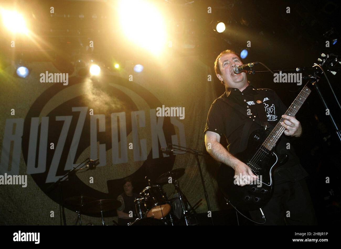 Steve Diggle et Pete Shelley du groupe britannique Buzzcocks se sont produits sur scène pour promouvoir leur dernier album « Flat-Pack Philosophie » au Koko Camden à Londres. Banque D'Images