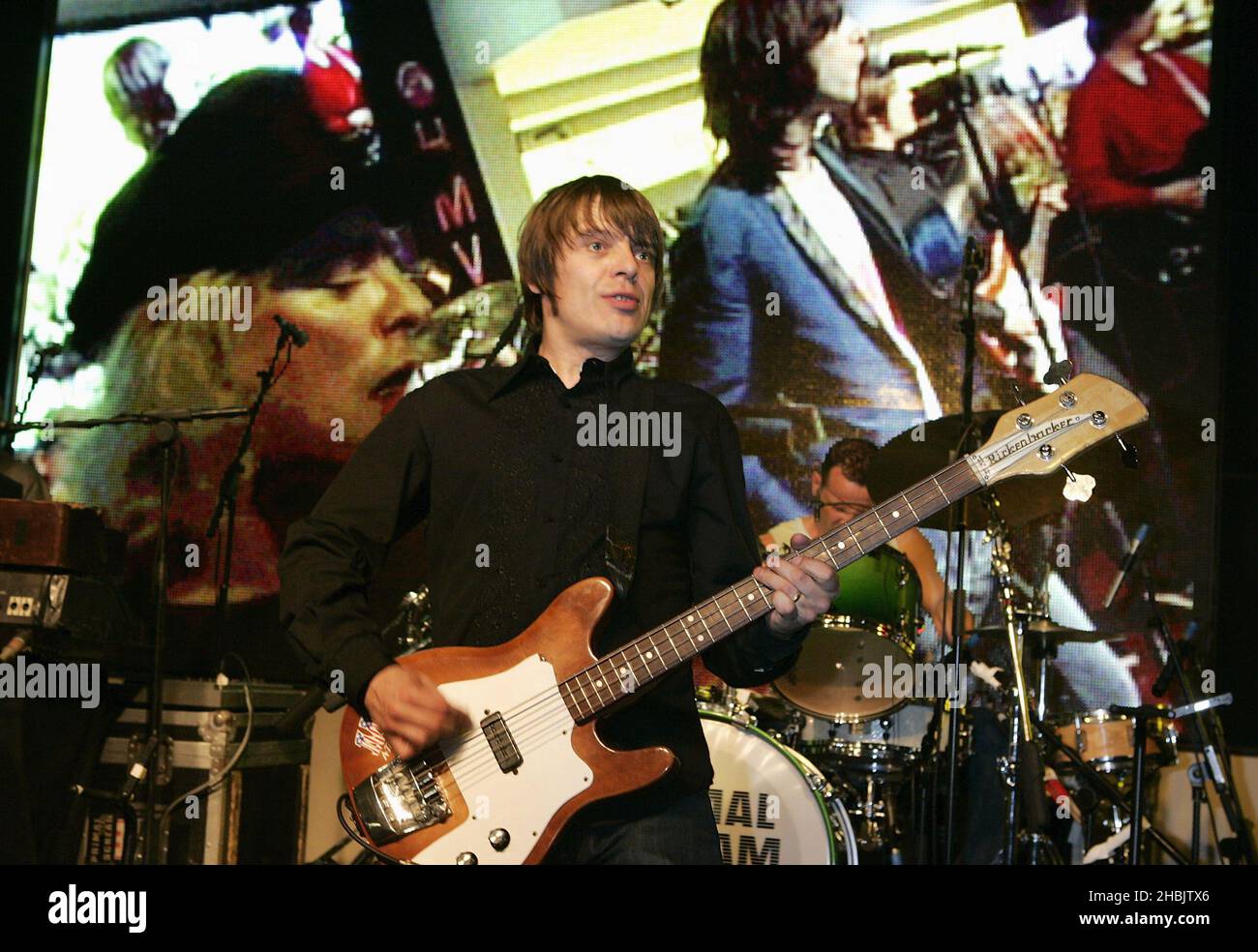 Robert Young, Bobby Gillespie, Mani, Kevin Shields du groupe de rock britannique Primal Scream jouent un spectacle de fin de soirée. Banque D'Images