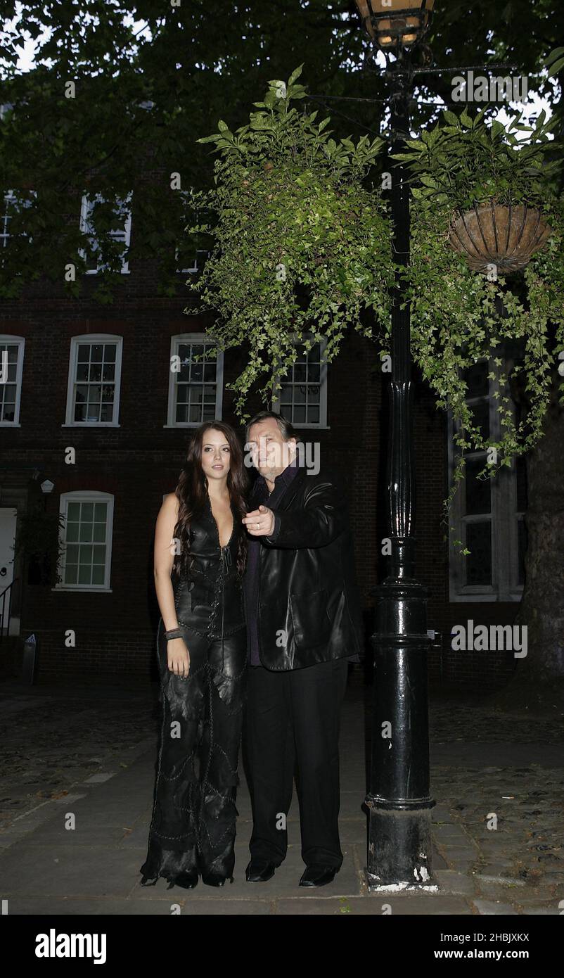 Meat Loaf et Marion Raven assistent à la fête de lancement de son nouvel album « Bat Out of Hell III: The Monster is Loose », au Staple Inn Hall le 3 août 2006 à Londres. Le crédit photo devrait être le suivant : Banque D'Images