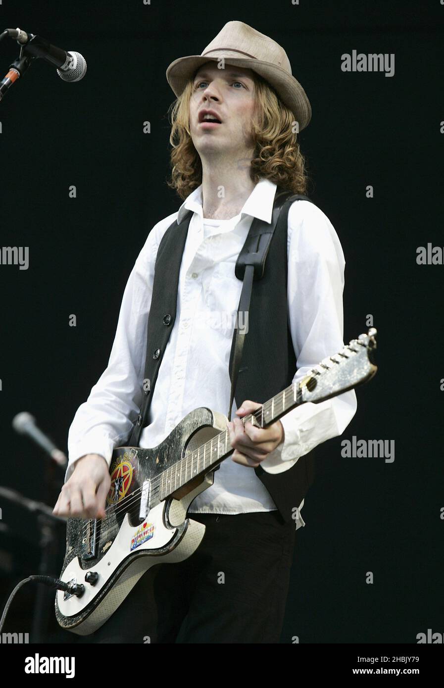 Beck se produit sur scène, pendant le V Festival à Hylands Park à Chelmsford, Essex, le dimanche 20 août 2006. Photo par Entertainment Banque D'Images