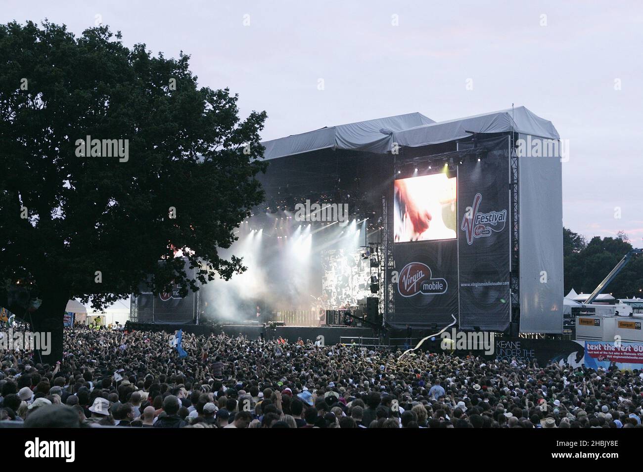 Foule sur la scène V, pendant le V Festival à Hylands Park à Chelmsford, Essex, le dimanche 20 août 2006. Photo par Entertainment Banque D'Images