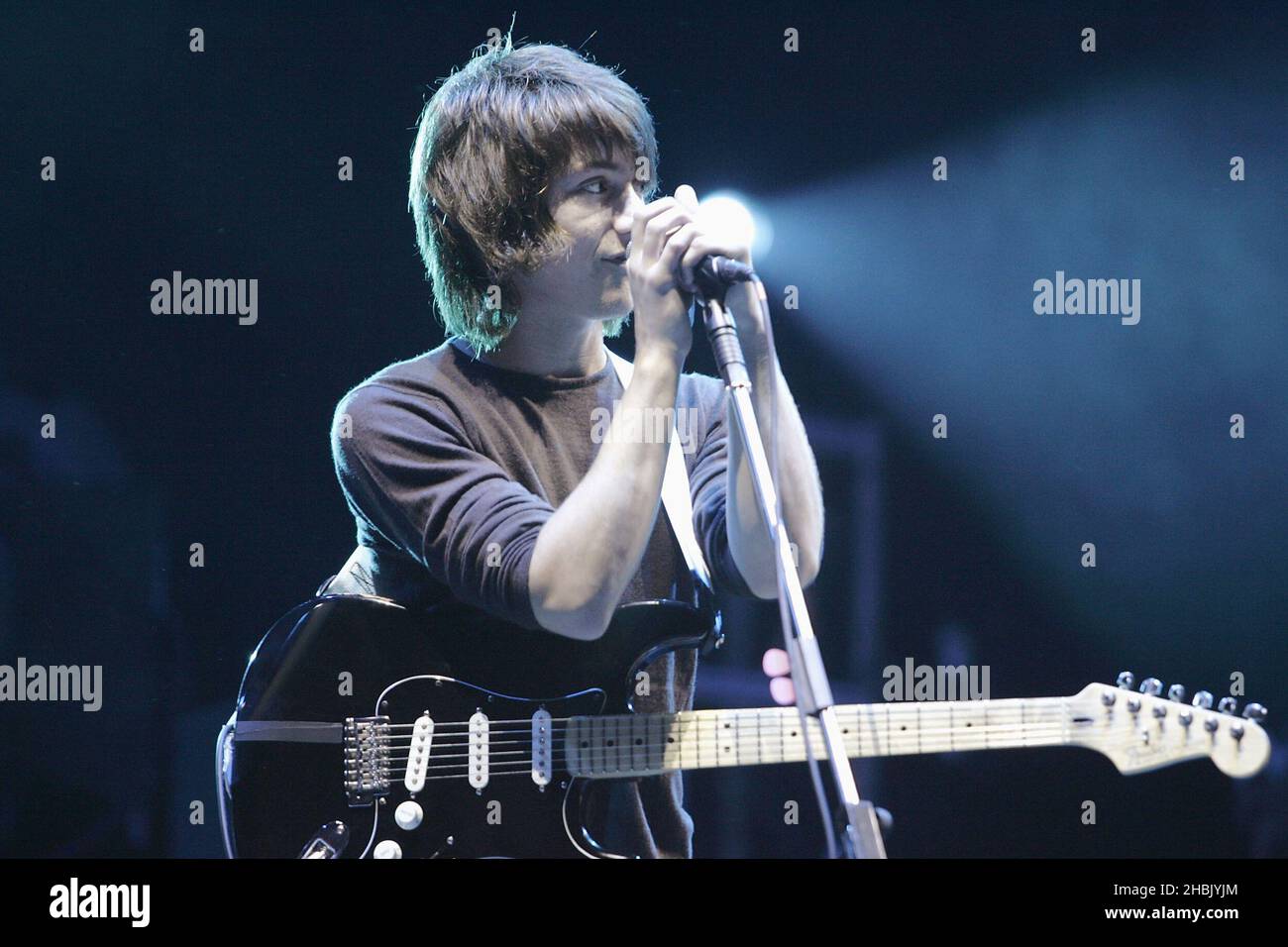 Alex Turner des Arctic Monkeys se produit au Reading Festival, à Reading, le 26 août 2006. Divertissement. Banque D'Images Alex Turner des Arctic Monkeys se produit au Reading Festival, à Reading, le 26 août 2006. Divertissement. Banque D'Images