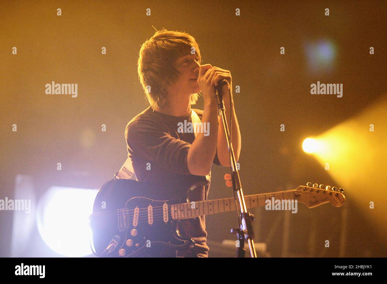 Alex Turner des Arctic Monkeys se produit au Reading Festival, à Reading, le 26 août 2006. Divertissement. Banque D'Images Alex Turner des Arctic Monkeys se produit au Reading Festival, à Reading, le 26 août 2006. Divertissement. Banque D'Images