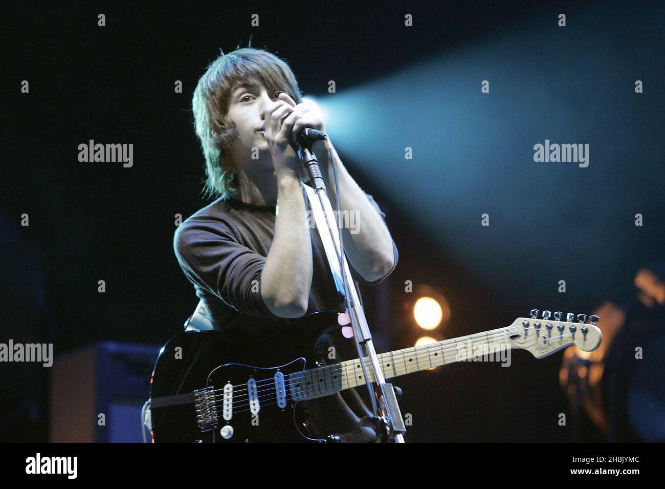 Alex Turner des Arctic Monkeys se produit au Reading Festival, à Reading, le 26 août 2006. Divertissement. Banque D'Images Alex Turner des Arctic Monkeys se produit au Reading Festival, à Reading, le 26 août 2006. Divertissement. Banque D'Images
