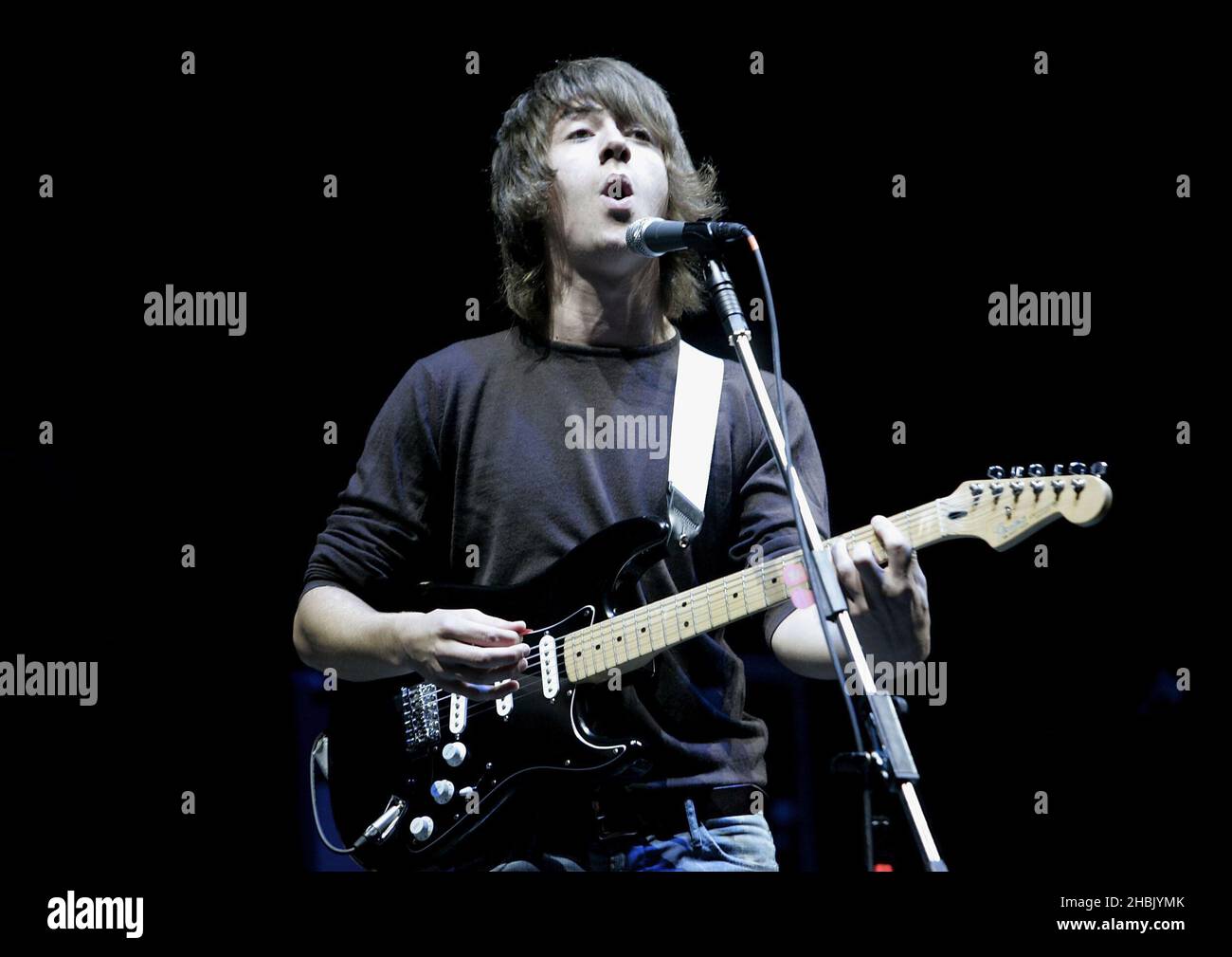 Alex Turner des Arctic Monkeys se produit au Reading Festival, à Reading, le 26 août 2006. Divertissement. Banque D'Images Alex Turner des Arctic Monkeys se produit au Reading Festival, à Reading, le 26 août 2006. Divertissement. Banque D'Images
