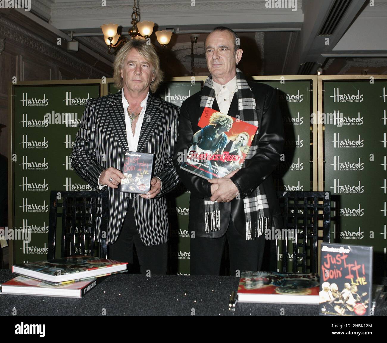Rick Parfitt et Francis Rossi de statu quo lancent le DVD à Harrodsin London. Banque D'Images