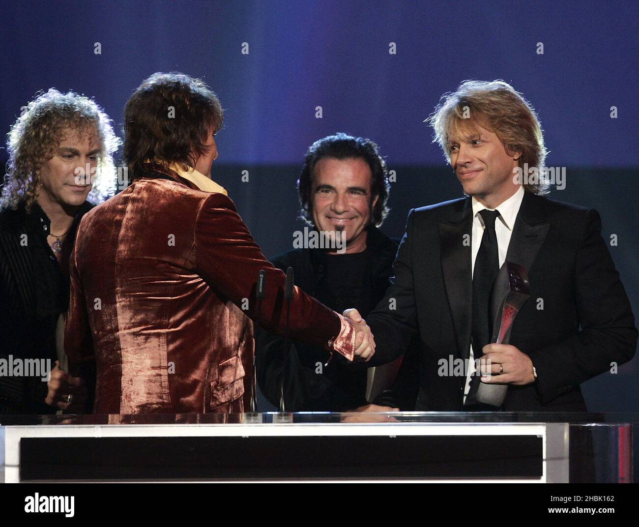 (Gauche-droite) David Bryan, Richie Sambora, Tico Torres et Jon bon Jovi, du groupe rock bon Jovi, sont intronisés au Temple de la renommée de la musique du Royaume-Uni à l'intérieur du Palais Alexandra, dans le nord de Londres, le 14 novembre 2006.Une série internationale de légendes et de célébrités musicales se rassemblèrent pour la cérémonie d'initiation au Music Hall of Fame du Royaume-Uni 2006, organisée par Dermot O'Leary. Banque D'Images