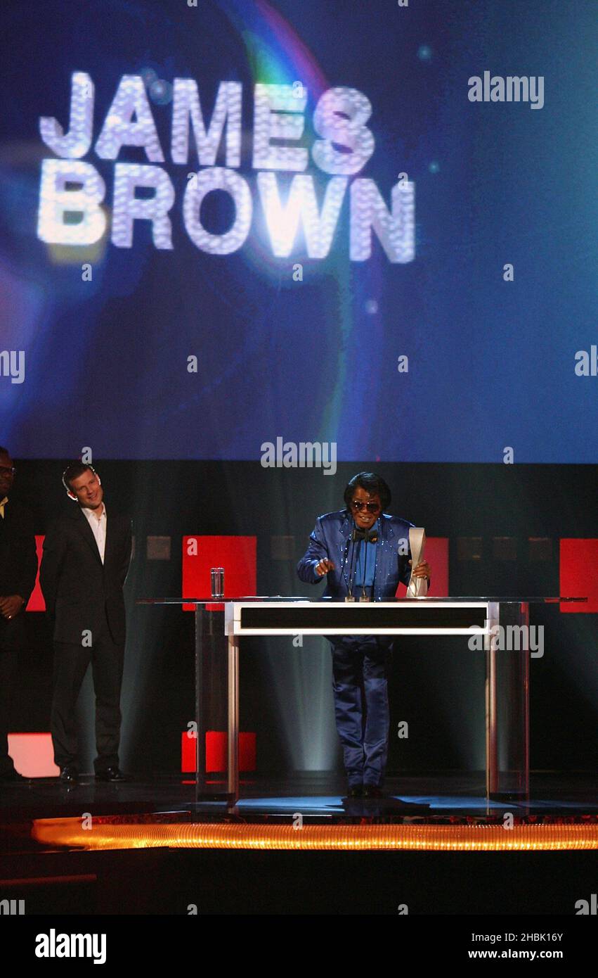James Brown est intronisé au Music Hall of Fame du Royaume-Uni, à l'intérieur du palais Alexandra, dans le nord de Londres, le 14 novembre 2006.Une série internationale de légendes et de célébrités musicales se rassemblèrent pour la cérémonie d'initiation au Music Hall of Fame du Royaume-Uni 2006, organisée par Dermot O'Leary. Banque D'Images