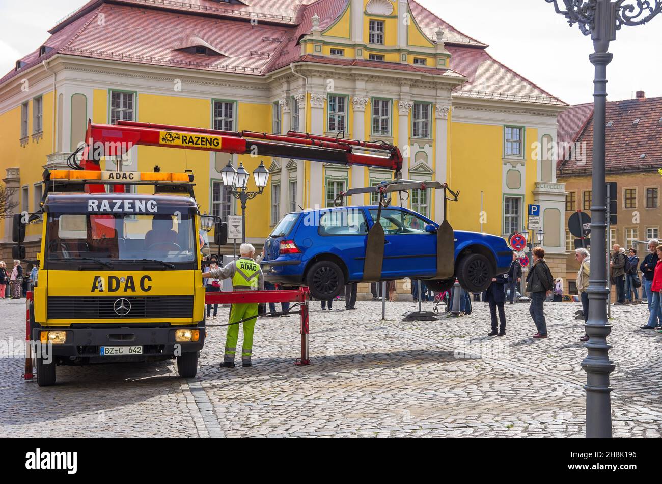 Bautzen, haute Lusatia, Saxe, Allemagne - 20 avril 2014 : une voiture mal garée sur la place Fleischmarkt est chargée sur un véhicule de remorquage. Banque D'Images