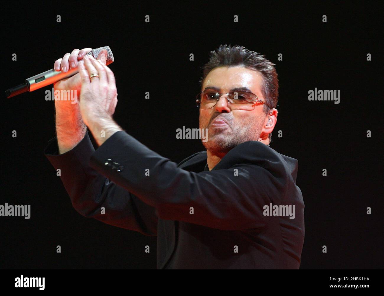George Michael se perfectionne à Earl's court, dans l'ouest de Londres, le 25 novembre 2006. Banque D'Images