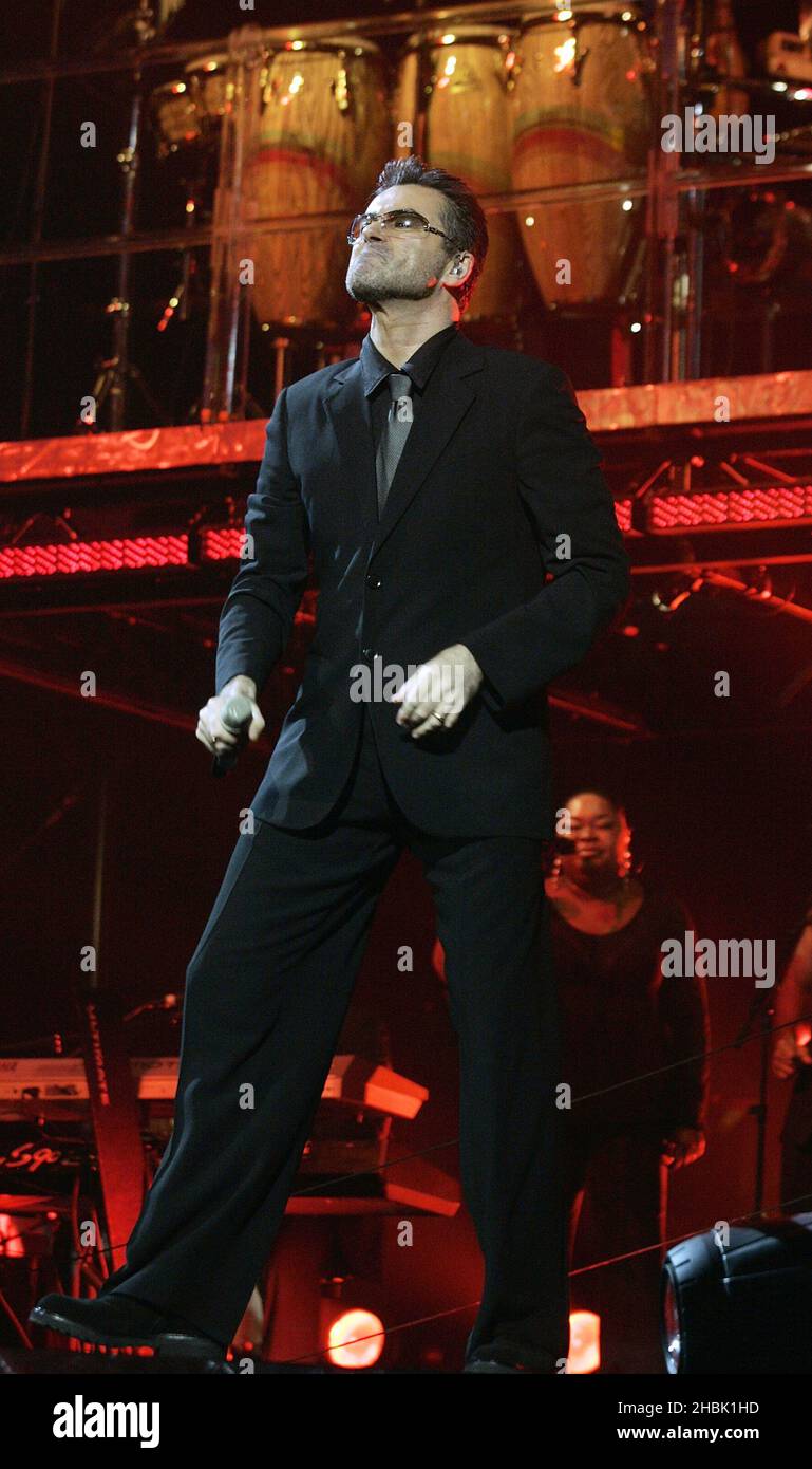 George Michael se perfectionne à Earl's court, dans l'ouest de Londres, le 25 novembre 2006. Banque D'Images