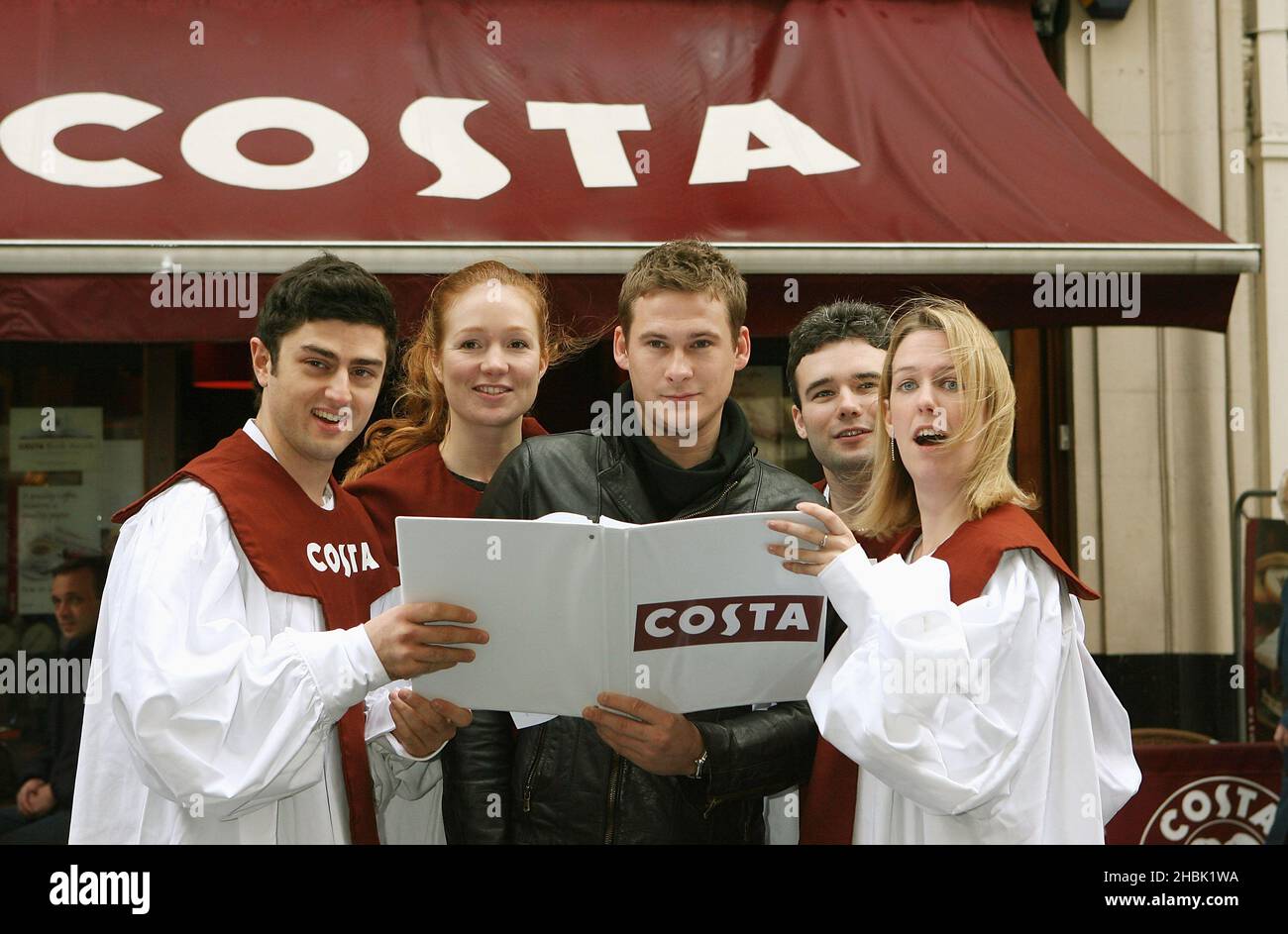 Lee Ryan rejoint ses nouveaux « amis du groupe » pour carol Singing à Costa, Argyll Street, Londres. Banque D'Images