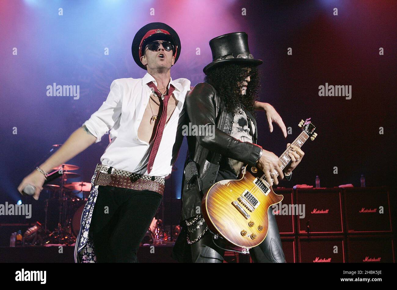 Scott Weiland et Slash de Velvet Revolver en concert au Hammersmith Apollo à Londres le 5 juin 2007. Banque D'Images