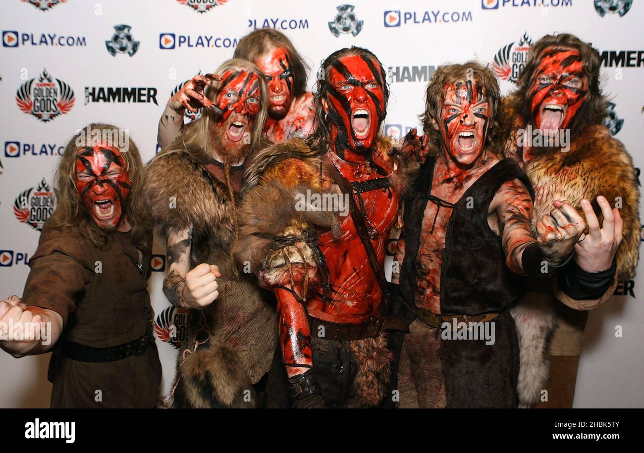 Le groupe de métaux folkloriques finlandais Turisas arrive aux Metal Hammer Awards qui se tiennent à Koko, dans le nord de Londres. Banque D'Images