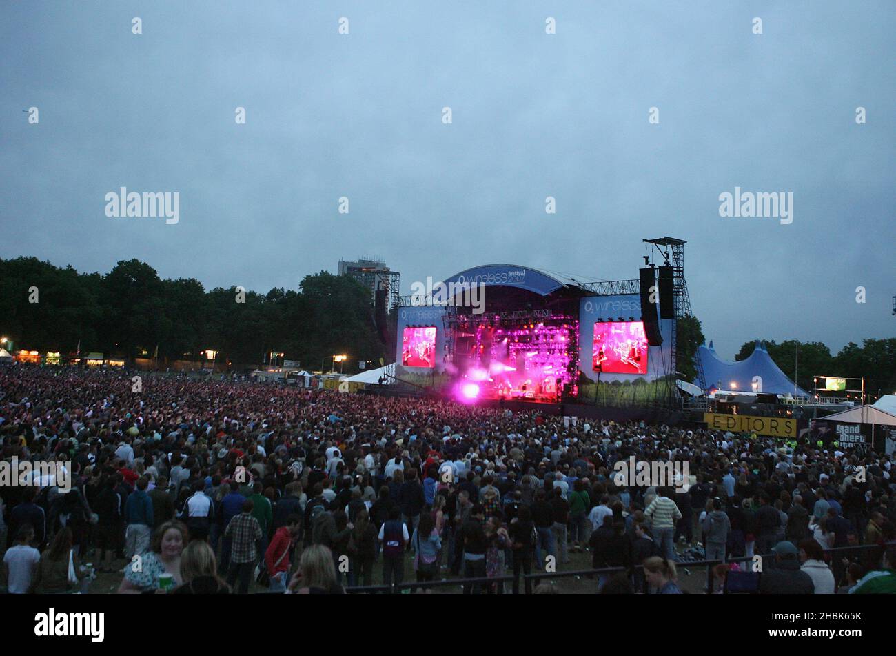 La foule a regardé Kaiser Chiefs le 4 jour du festival Wireless 02 2007 à Hyde Park, Londres. Banque D'Images