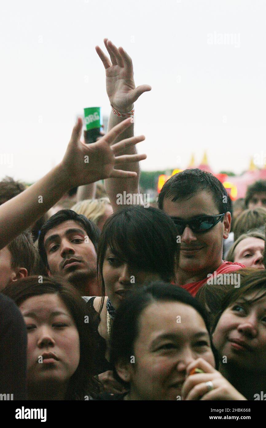 La foule a regardé Kaiser Chiefs le 4 jour du festival Wireless 02 2007 à Hyde Park, Londres. Banque D'Images