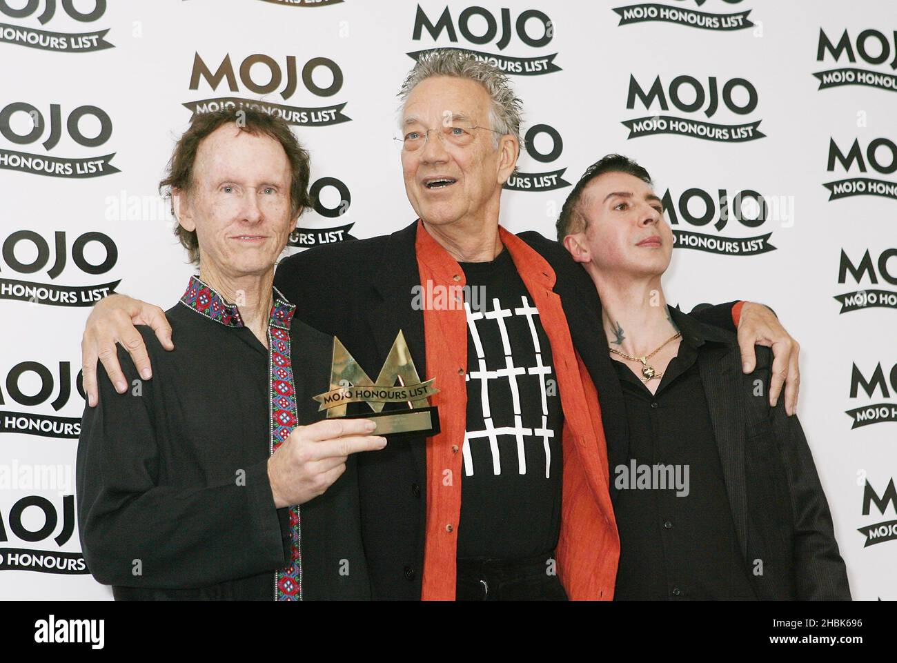 Le guitariste de Doors Robbie Krieger (à gauche) et le compagnon de groupe Ray Manzarek au Mojo Awards à la Brasserie, Londres. Banque D'Images