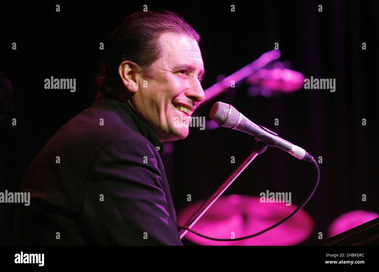 Jools Holland se produit la nuit d'ouverture de la salle de musique Indigo2 au O2 Arena, Londres. Banque D'Images