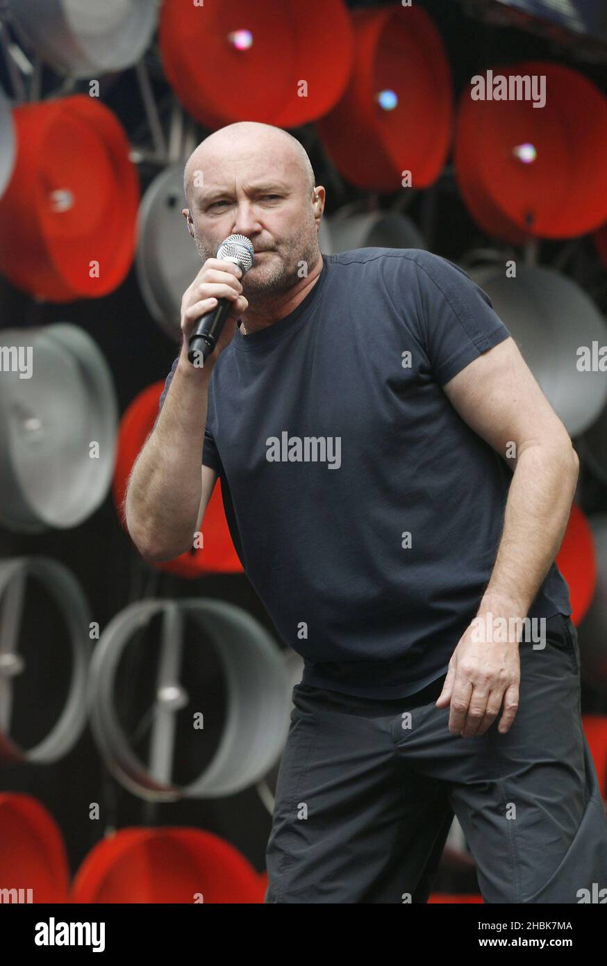 Phil Collins de Genesis se produit sur scène lors du concert de charité au stade Wembley, à Londres. Banque D'Images