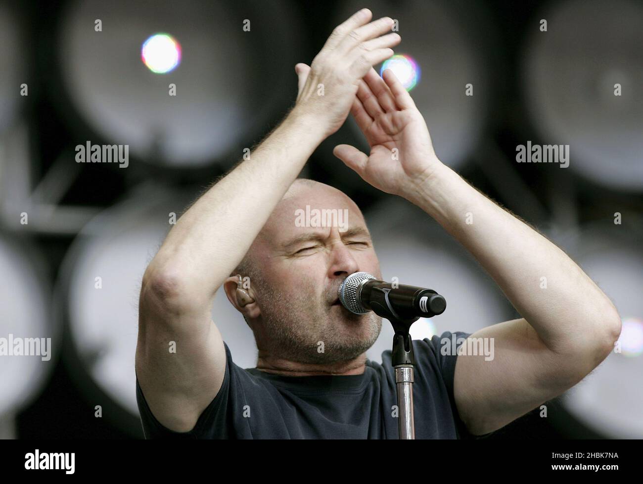 Phil Collins de Genesis se produit sur scène lors du concert de charité au stade Wembley, à Londres. Banque D'Images