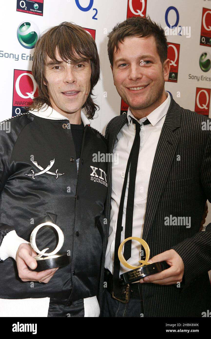 Ian Brown (à gauche) avec le Q Legend Award et Oliver Wilson, le fils de Tony Wilson, qui a recueilli le Q Hero Award au nom de son père décédé, dans la salle de presse du Q Awards 2007 à l'hôtel Grosvenor House, dans le centre de Londres. Banque D'Images