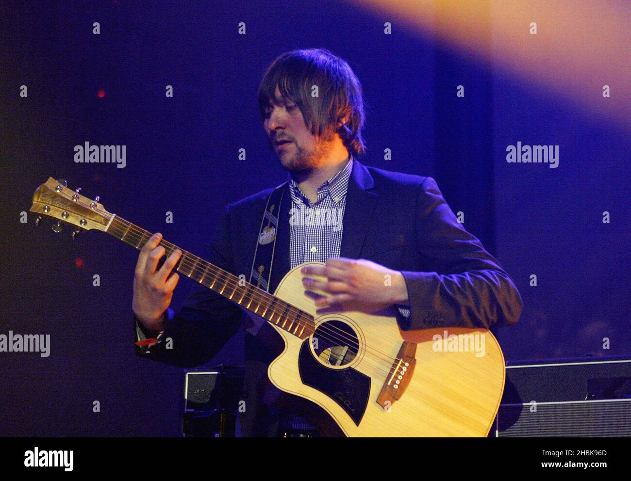 Andrew White, du Kaiser Chiefs, se produit en concert au Roundhouse, dans le nord de Londres, dans le cadre de la semaine de concerts BBC Electric Proms. Banque D'Images