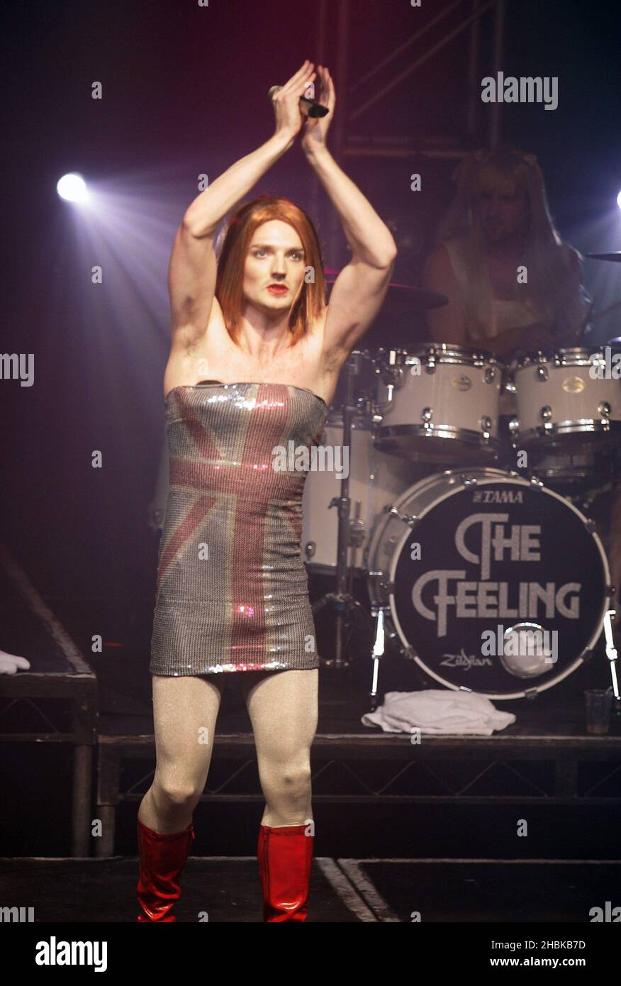 DaN Gillespie vend et son groupe The Feeling se porte vêtu comme les Spice Girls au G-A-y Astoria à Londres. Banque D'Images DaN Gillespie vend et son groupe The Feeling se porte vêtu comme les Spice Girls au G-A-y Astoria à Londres. Banque D'Images