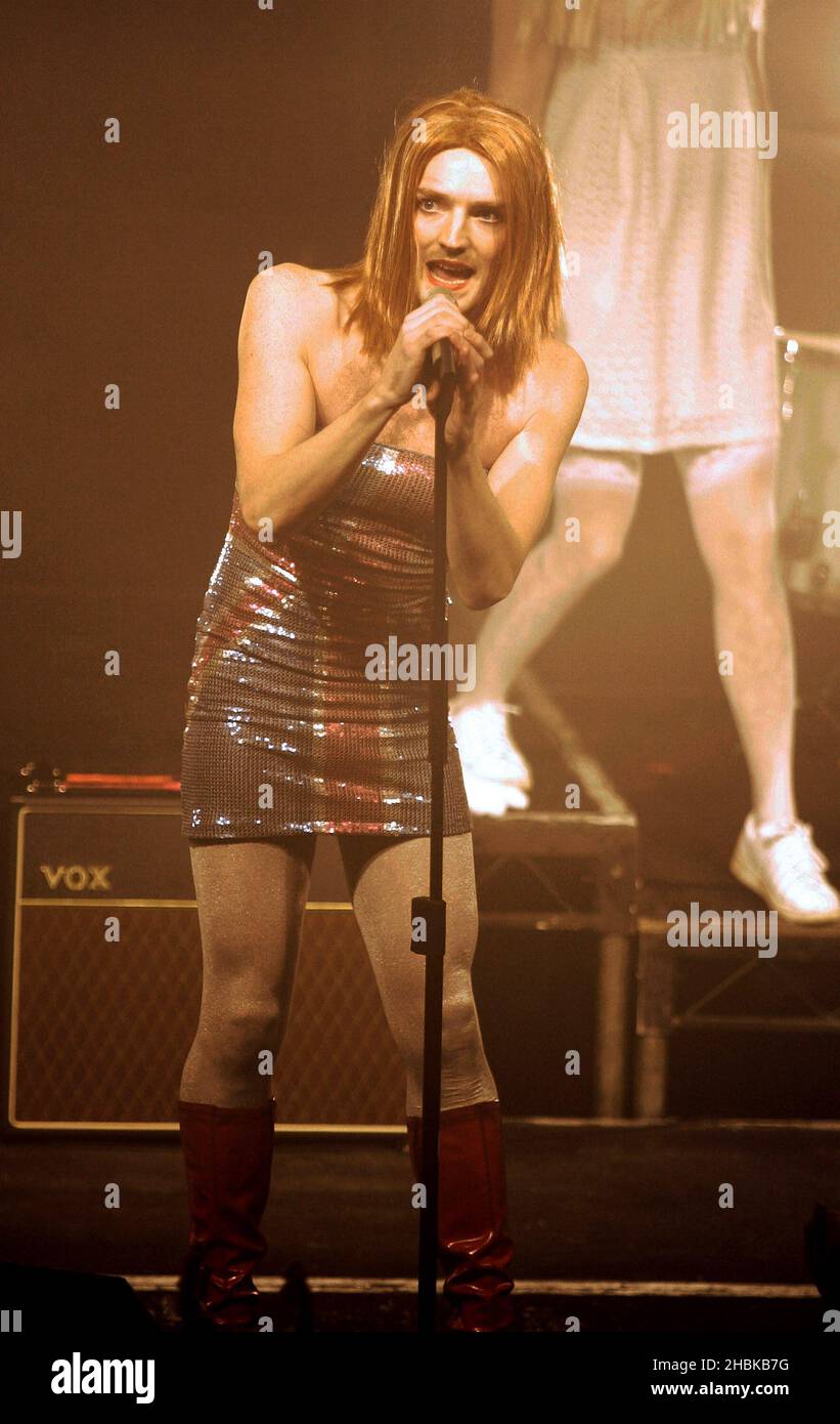 DaN Gillespie vend et son groupe The Feeling se porte vêtu comme les Spice Girls au G-A-y Astoria à Londres. Banque D'Images DaN Gillespie vend et son groupe The Feeling se porte vêtu comme les Spice Girls au G-A-y Astoria à Londres. Banque D'Images