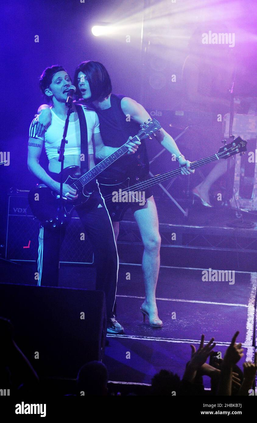 DaN Gillespie vend et son groupe The Feeling se porte vêtu comme les Spice Girls au G-A-y Astoria à Londres. Banque D'Images DaN Gillespie vend et son groupe The Feeling se porte vêtu comme les Spice Girls au G-A-y Astoria à Londres. Banque D'Images