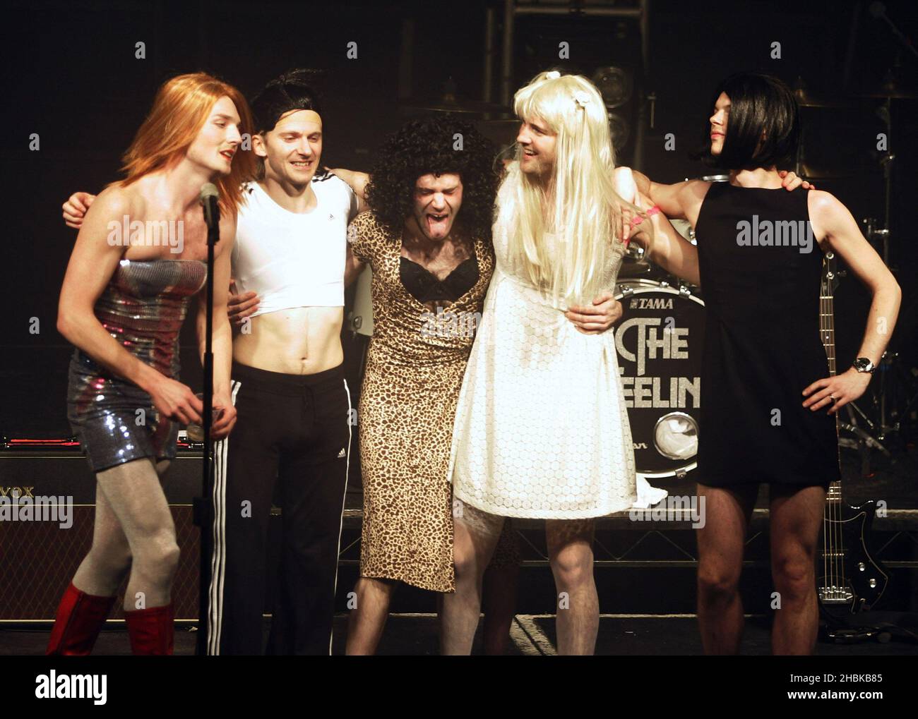 DaN Gillespie vend et son groupe The Feeling se porte vêtu comme les Spice Girls au G-A-y Astoria à Londres. Banque D'Images DaN Gillespie vend et son groupe The Feeling se porte vêtu comme les Spice Girls au G-A-y Astoria à Londres. Banque D'Images
