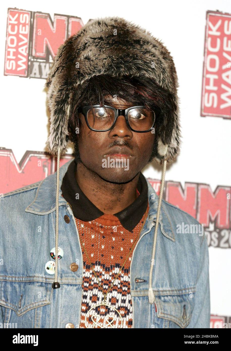 Dev Hynes de Lightspeed Champion arrive pour les Shockwaves NME Awards 2008 à l'Arena O2 à Londres. Banque D'Images